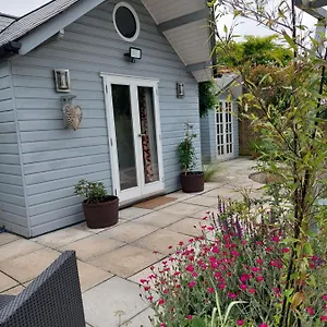 https://private-garden-lodge-in-christchurch-dorset-for-4-dogs-welcome.bournemouth-hotels.org
