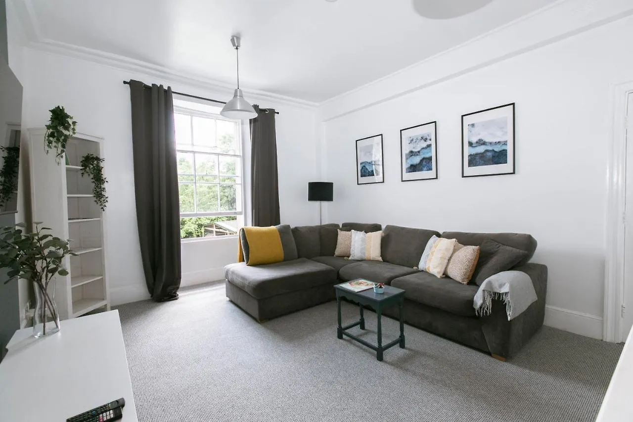 Spacious Apartment, Free Parking, Central Location Near To Uni, Hospital, Town Exeter 0*,  United Kingdom