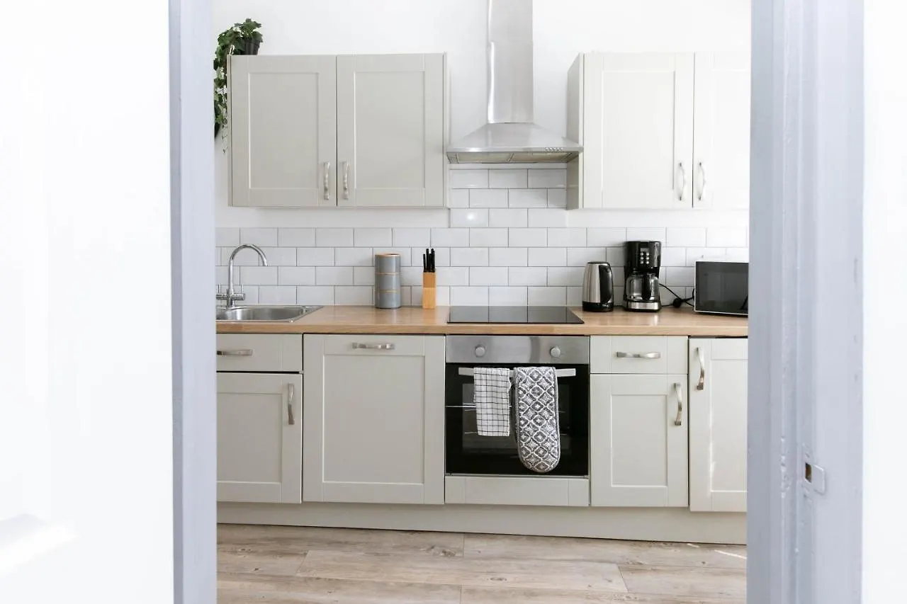 Spacious Apartment, Free Parking, Central Location Near To Uni, Hospital, Town Exeter Apartment