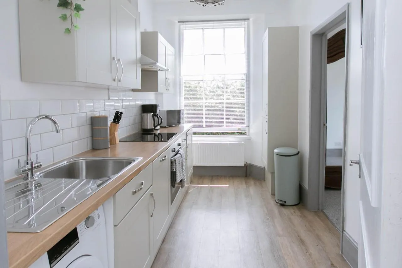 Spacious Apartment, Free Parking, Central Location Near To Uni, Hospital, Town Exeter 0*,
